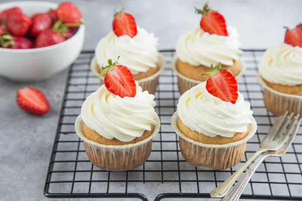 Vanille-Cupcakes mit Frischkäse-Zuckerguss und frischen Erdbeeren — Stockfoto