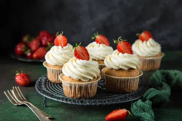 Vanille-Cupcakes mit Frischkäse-Zuckerguss und frischen Erdbeeren — Stockfoto