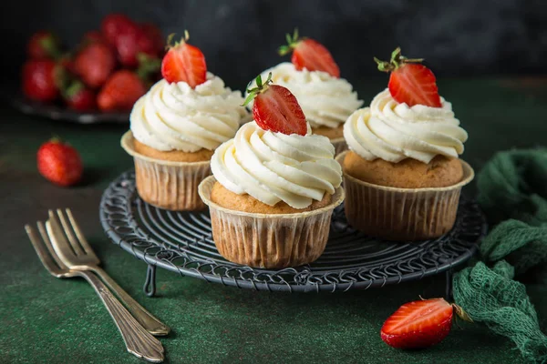 Cupcakes de baunilha com cobertura de queijo creme e morango fresco — Fotografia de Stock