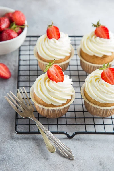 Vanille-Cupcakes mit Frischkäse-Zuckerguss und frischen Erdbeeren — Stockfoto
