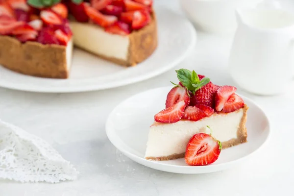 Φέτα cheesecake φράουλα σε λευκό φόντο — Φωτογραφία Αρχείου