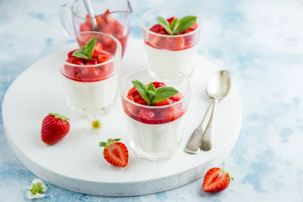 Vanille-Frischkäse und Erdbeer-Dessert auf Gläsern — Stockfoto