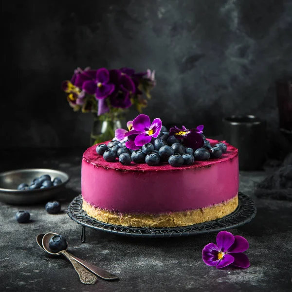 Sem bolo de mousse de mirtilo assado no fundo escuro — Fotografia de Stock