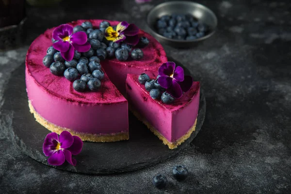 Sem bolo de mousse de mirtilo assado no fundo escuro — Fotografia de Stock