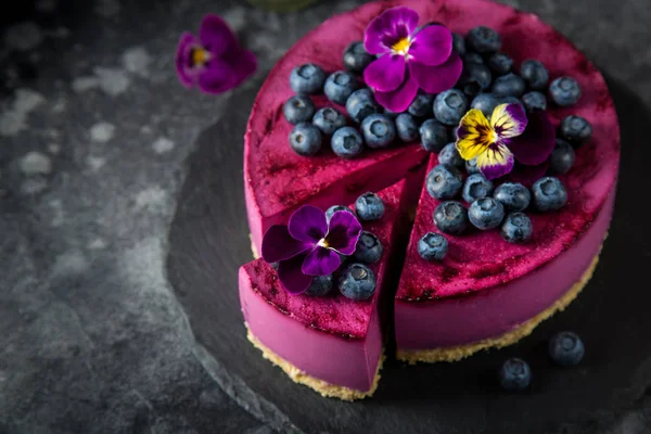 No baked blueberry mousse cake on dark background — Stock Photo, Image
