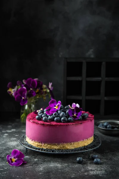 Geen gebakken blueberry cheesecake op donkere achtergrond — Stockfoto