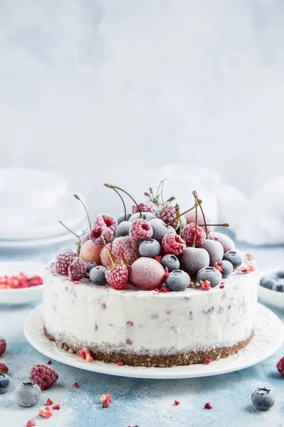 Glass tårta med frysta bär — Stockfoto