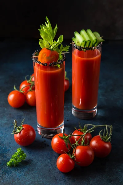 Vasos de jugo de tomate servido con pepino y apio — Foto de Stock