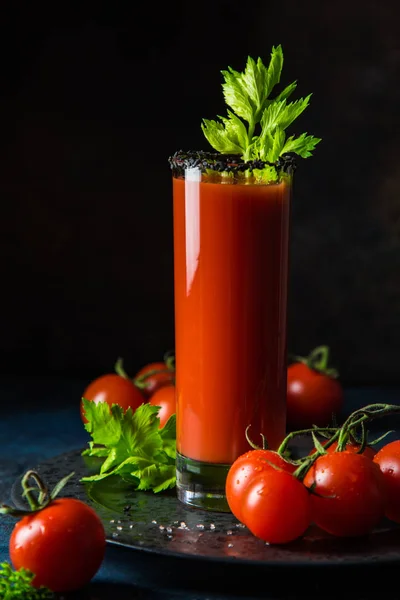 Vasos de jugo de tomate servido con pepino y apio — Foto de Stock