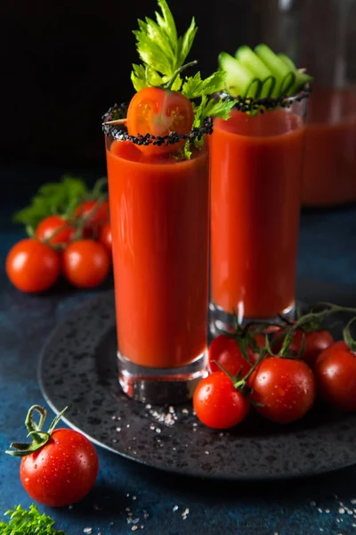 Vasos de jugo de tomate servido con pepino y apio — Foto de Stock