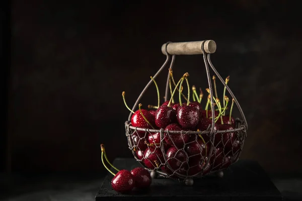 Cerise douce fraîche sur panier, mise au point sélective, fond noir — Photo