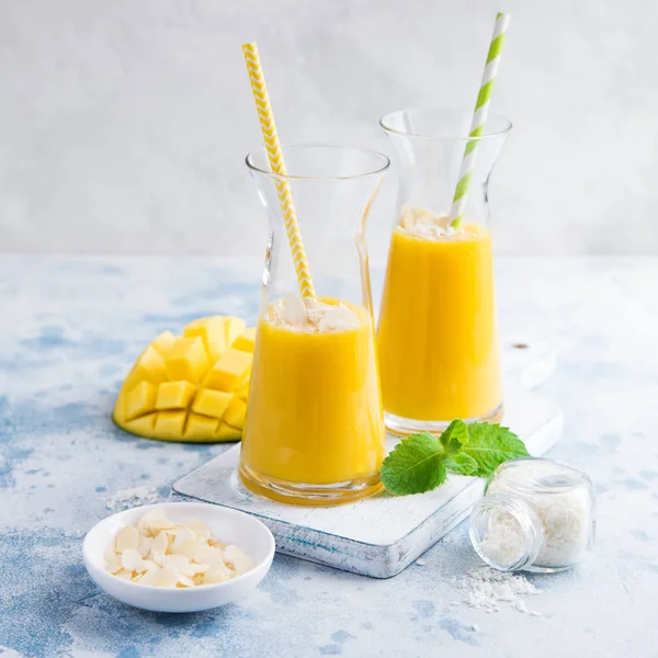 Свежий коктейль из манго с миндалем и кокосом — стоковое фото
