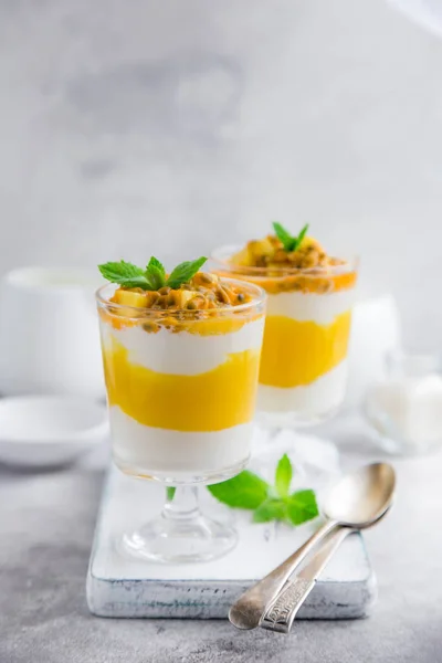 Köstliches Dessert aus Mango, Passionsfrucht und Frischkäse — Stockfoto