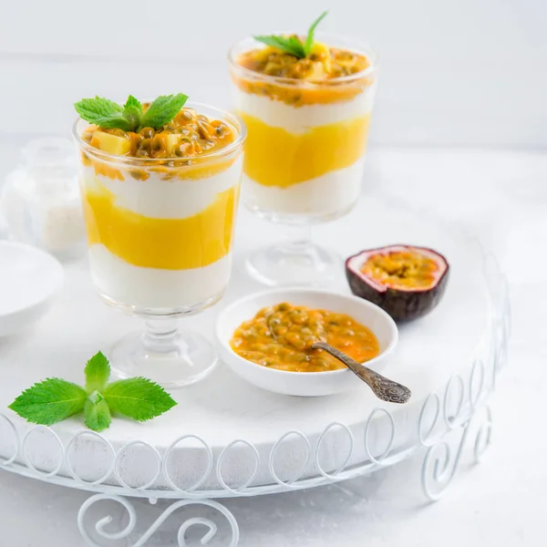 Läcker mango, passionsfrukt och färskost lager dessert — Stockfoto