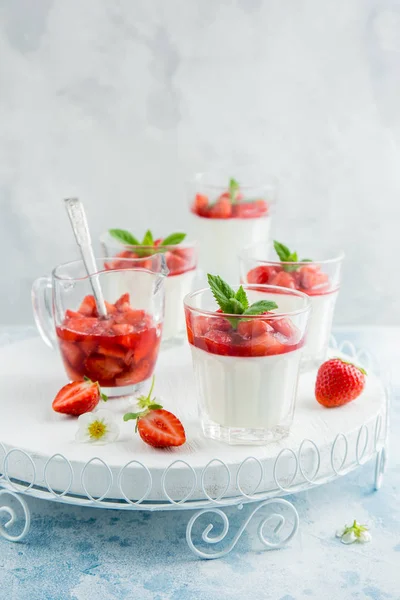 Delicious dessert with  cream cheese and strawberry sauce — Stock Photo, Image