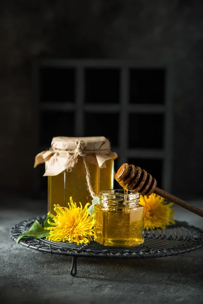 Paardebloem jam in glazen pot — Stockfoto