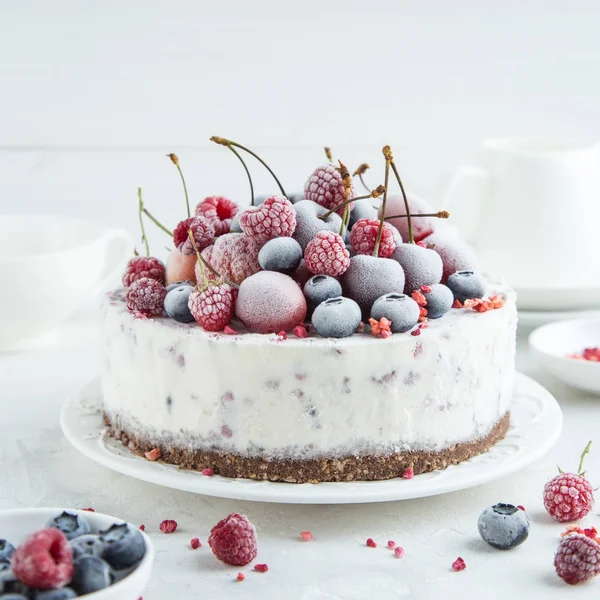 Berry ice cream cake geserveerd met bevroren bessen — Stockfoto