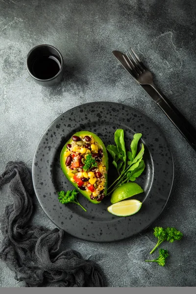 Salade d'avocat, quinoa, haricot noir, maïs et poivron servie — Photo