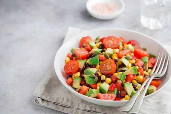 Ensalada de aguacate, tomate, frijol negro, maíz y pimiento morrón —  Fotos de Stock