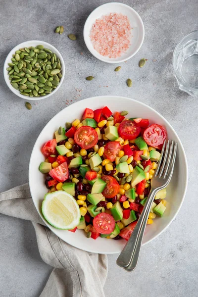 Salade d'avocat, de tomate, de haricot noir, de maïs et de poivron blanc — Photo