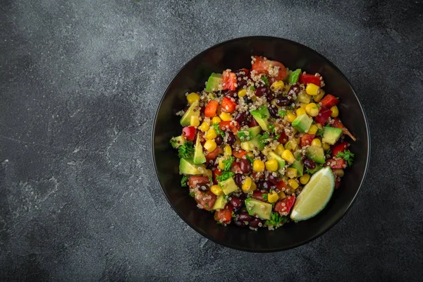 Salade d'avocat, quinoa, haricots, maïs et poivron — Photo