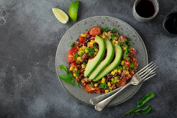 Avocado, quinoa, bonen, maïs en bell pepper salade, grijze CHTERGRO — Stockfoto