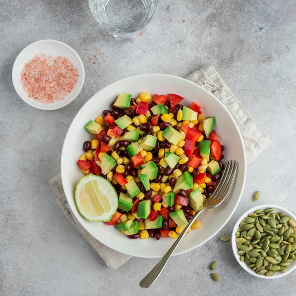 Insalata di avocado, fagioli neri, mais e peperoni in ciotola bianca — Foto Stock