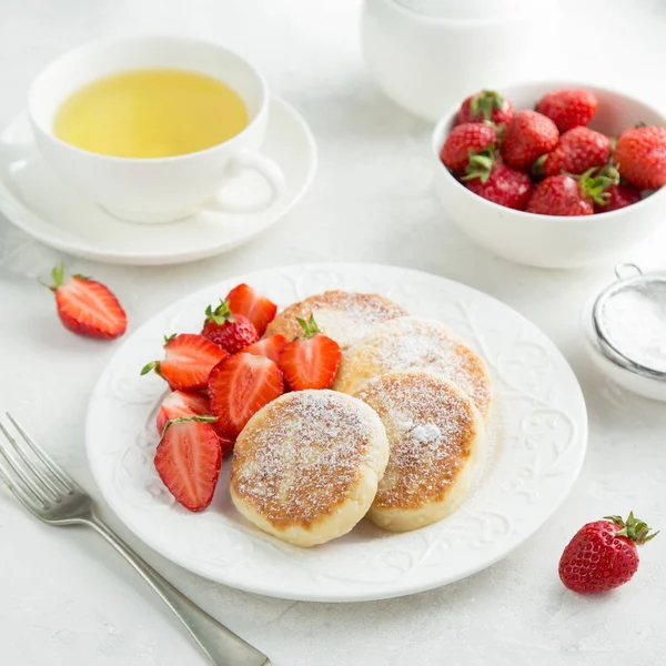 Kwark pannenkoeken met verse aardbeien bij het ontbijt — Stockfoto