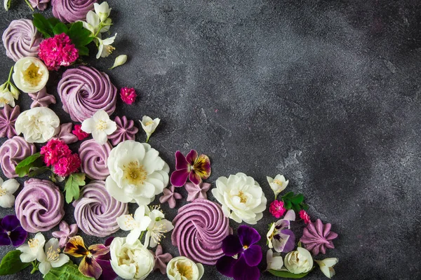 Composição de vários merengues de mirtilo e flores — Fotografia de Stock