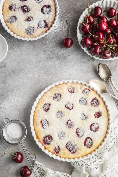 Kirsch-Ricotta-Kuchen in weißer Auflaufform — Stockfoto