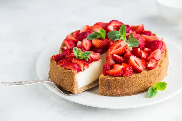 Cheesecake beyaz zemin üzerine taze çilek ile — Stok fotoğraf