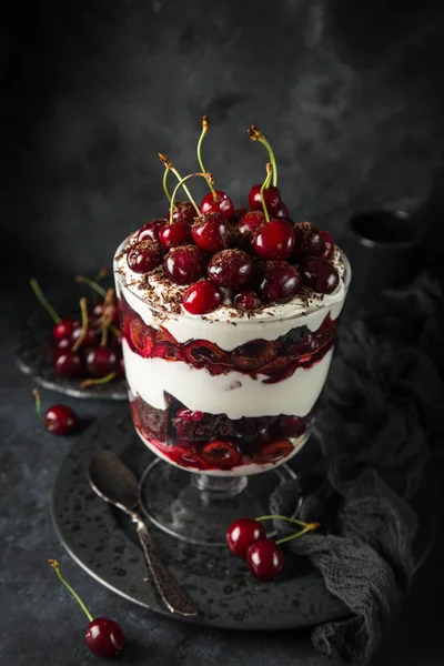 Uma ninharia da floresta negra. bolacha de ervas, queijo creme e chocolate — Fotografia de Stock