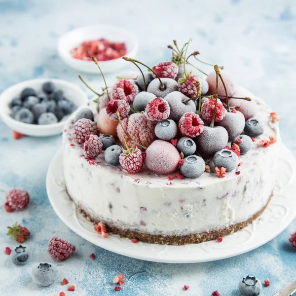 냉동된 딸기와 함께 하는 베리 아이스크림 케이크 — 스톡 사진