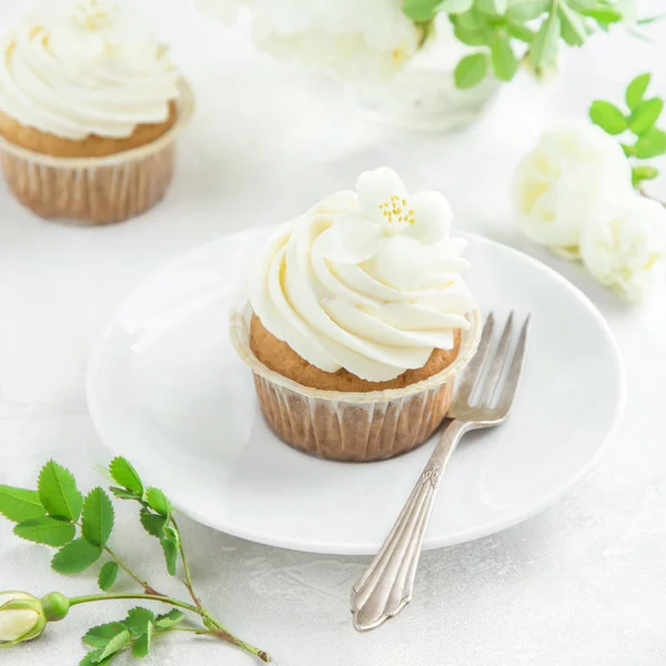 Vanilj cupcakes med cream cheese glasyr — Stockfoto
