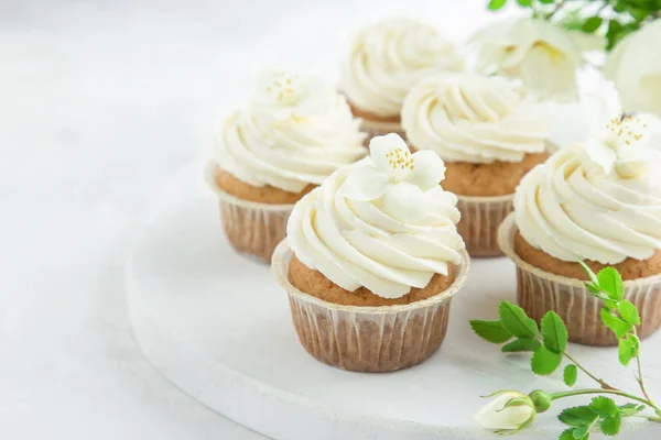 Magdalenas de vainilla con glaseado de queso crema —  Fotos de Stock