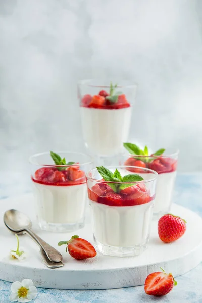 Crema di formaggio alla vaniglia e dessert alla fragola su glasse — Foto Stock