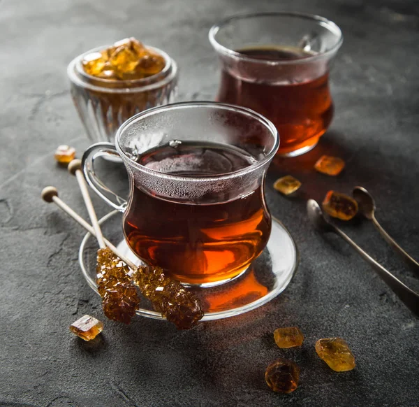 Dos vasos de té con azúcar caramelizada — Foto de Stock
