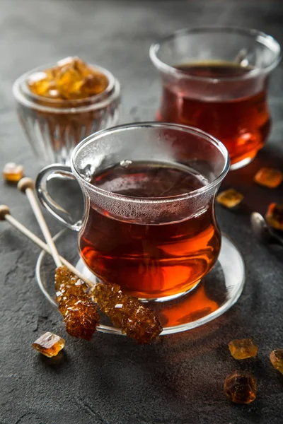 Två glas te med karamelliserat socker — Stockfoto