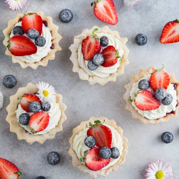 Tartas con queso crema y bayas frescas — Foto de Stock