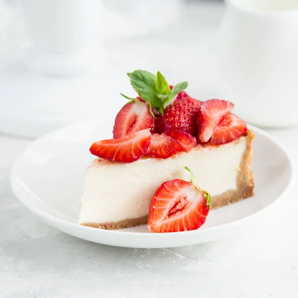 Fatia de bolo de queijo de morango — Fotografia de Stock