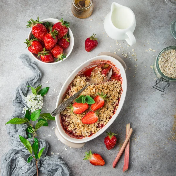 Strawberry dan rhubarb oats crumble pie in baking dish — Stok Foto