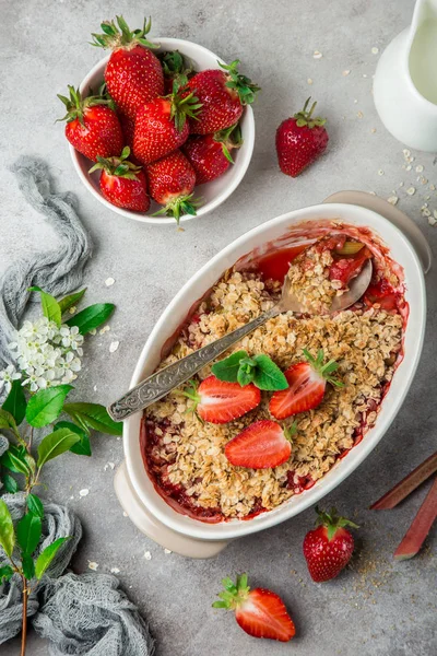 Rhabarber und Erdbeerhafer-Streuselkuchen zum Frühstück — Stockfoto
