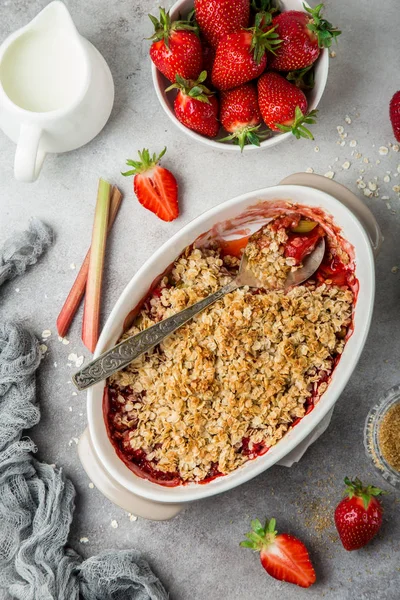 Rhabarber und Erdbeer-Streuselkuchen in Backform — Stockfoto