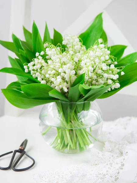 Lys de la vallée fleurs dans un vase — Photo