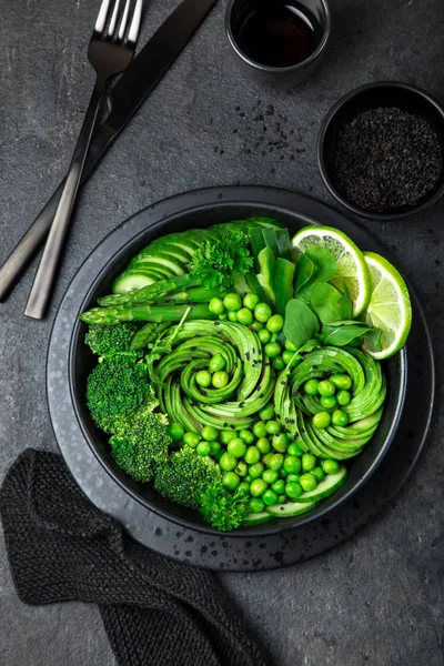 Frisse groene salade van avocado, vegan detox lunch bowl. Zwarte backgro — Stockfoto