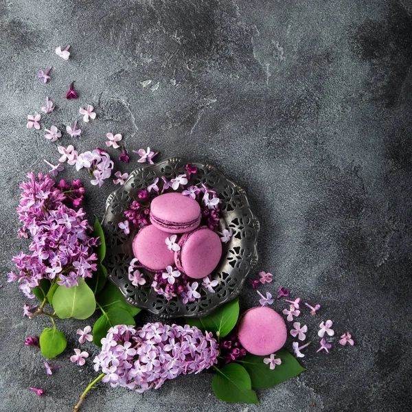 Lahodné blackberry macarons na vinobraní desku a fialovými květy — Stock fotografie