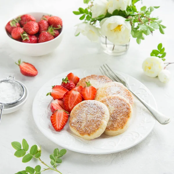 Tortitas de queso cottage con fresa fresca para el desayuno — Foto de Stock