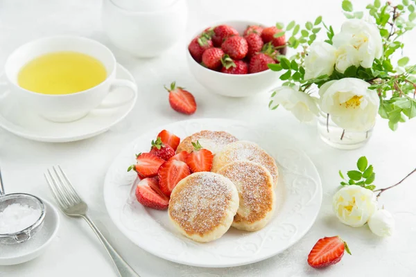 Cottage cheese pancakes with fresh strawberry for breakfast — Stock Photo, Image