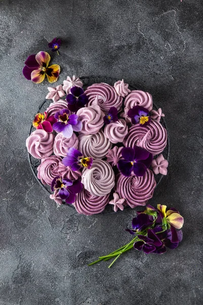 Composition of various blueberry meringues and pansies flowers o — Stock Photo, Image