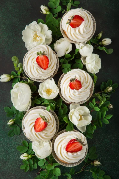 Composición de cupcakes de vainilla con fresa fresca y whit — Foto de Stock